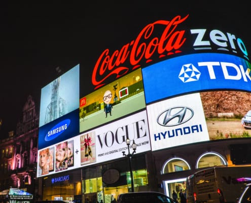 Display med en massa varumärken i kvällsljus