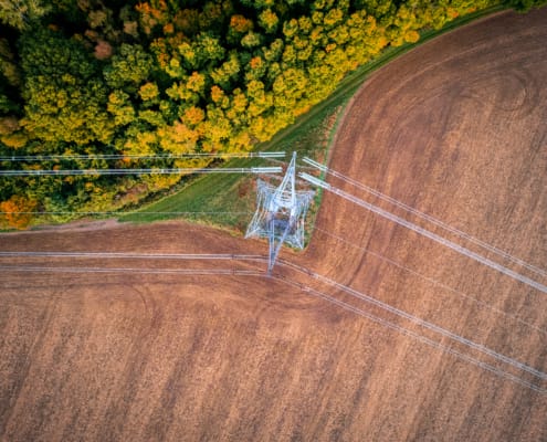 Elnät som går över ett åkerlandskap