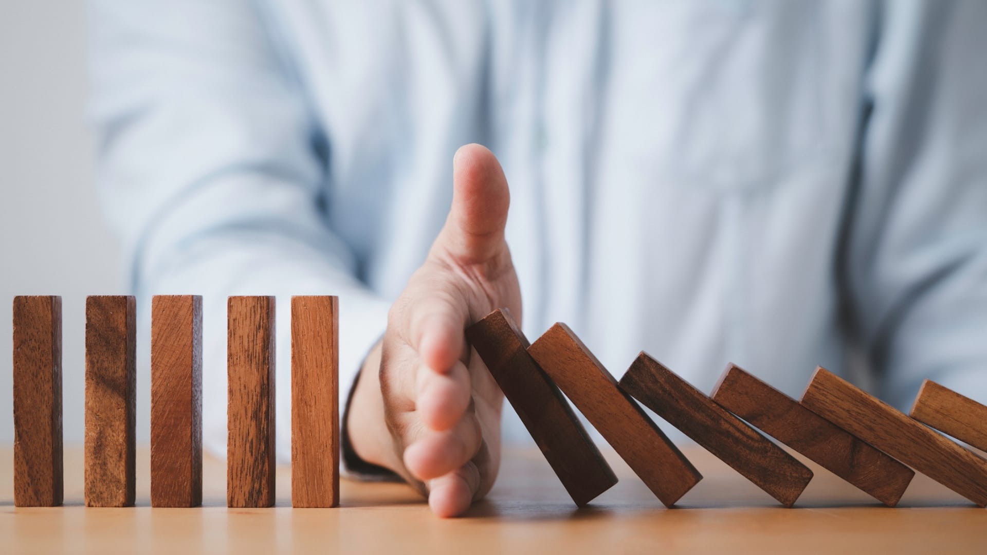 Man som proaktivt stoppar ett dåligt flöde med sin hand